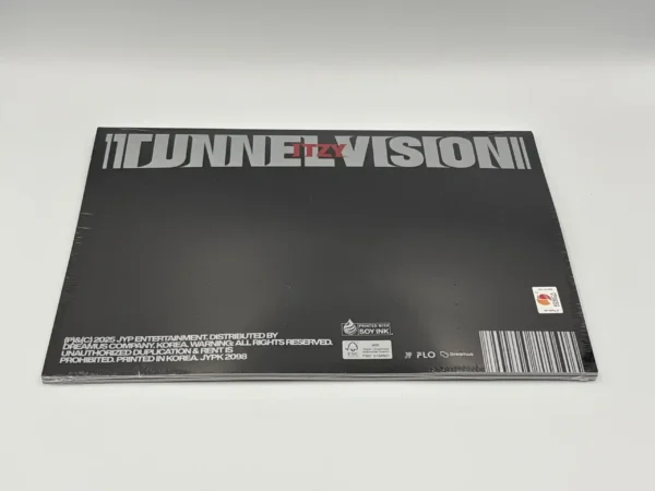ITZY – TUNNEL VISION Photobook Versie B back
