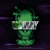 Albumcover van ODDINARY van Stray Kids. Op de cover staat een groene digitale 3D-buste van een hoofd met schroeven door het hoofd, tegen een donkere paars-zwarte achtergrond met een futuristisch rastereffect. Over het midden staat het zilveren metallic “ODDINARY”-logo, deels vervormd met een groen glitch-effect. Onderaan staat het Stray Kids-logo in groen.