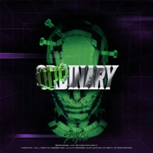 Albumcover van ODDINARY van Stray Kids. Op de cover staat een groene digitale 3D-buste van een hoofd met schroeven door het hoofd, tegen een donkere paars-zwarte achtergrond met een futuristisch rastereffect. Over het midden staat het zilveren metallic “ODDINARY”-logo, deels vervormd met een groen glitch-effect. Onderaan staat het Stray Kids-logo in groen.