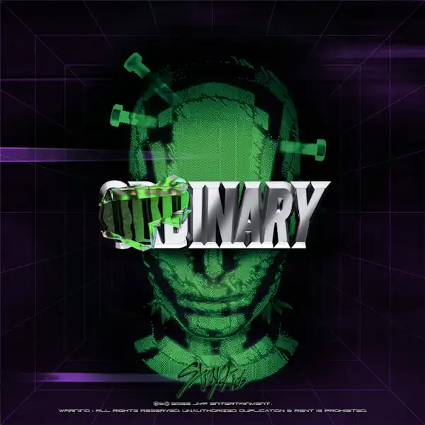 Albumcover van ODDINARY van Stray Kids. Op de cover staat een groene digitale 3D-buste van een hoofd met schroeven door het hoofd, tegen een donkere paars-zwarte achtergrond met een futuristisch rastereffect. Over het midden staat het zilveren metallic “ODDINARY”-logo, deels vervormd met een groen glitch-effect. Onderaan staat het Stray Kids-logo in groen.